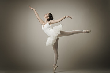 Portrait of the ballerina in ballet pose - obrazy, fototapety, plakaty