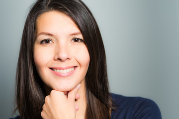 Schöne Frau mit einem reizenden freundlichen Lächeln