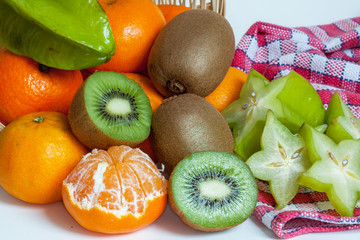 Quartiers de clémentine et kiwi coupé en tranches