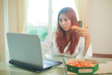 Obraz na płótnie Canvas young woman using laptop