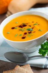 Schüssel mit Kürbiscremesuppe