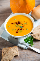 Kürbissuppe mit Brot
