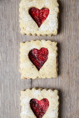 Mit Marmelade gefüllte Doppelkekse
