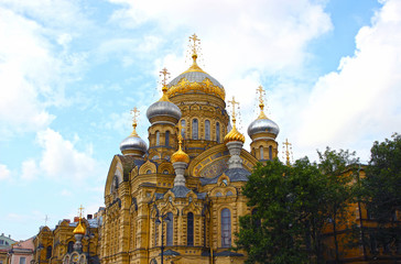 Fototapeta na wymiar Uspenskoe dziedziniec Optina Pustyn klasztoru w Sankt Petersburgu