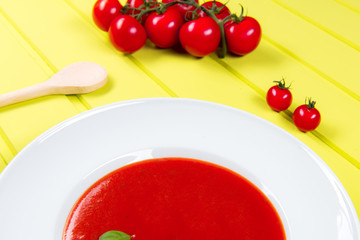 leckere tomatensuppe angerichtet