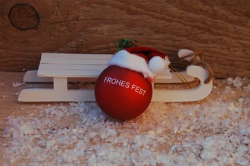 Weihnachtskugel mit Mütze und Schlitten