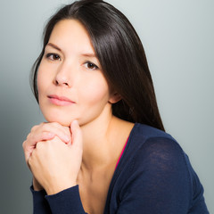 Nachdenkliche Frau mit einem freundlichen offenen Lächeln