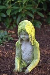 kleine Mädchen aus Stein