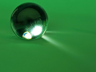 光を放つセミクリスタル球