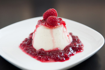 Panna Cotta mit Himbeeren