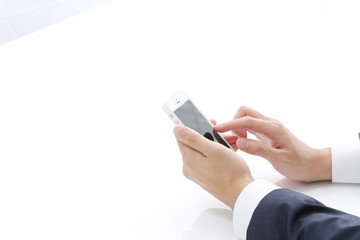 スマートフォンを使うビジネスマン・イメージ