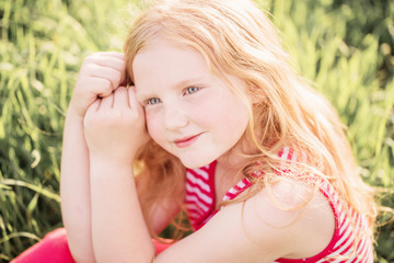 Naklejka premium smile girl on the meadow