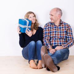 frau freut sich über ein geschenk