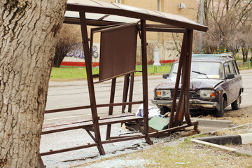 Fototapeta na wymiar Rozbił samochód na przystanku autobusowym