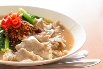 Fried noodle with pork, squid and shrimp soaked in gravy, Chines