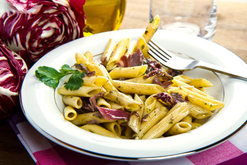 penne con radicchio e funghi