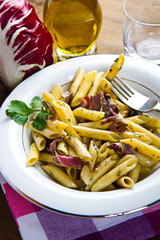 penne con radicchio e funghi