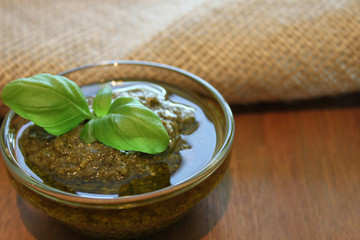 grünes Pesto mit Basilikum
