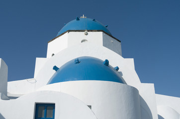 Fototapeta na wymiar Kościół w Oia na wyspie Santorini w Grecji.