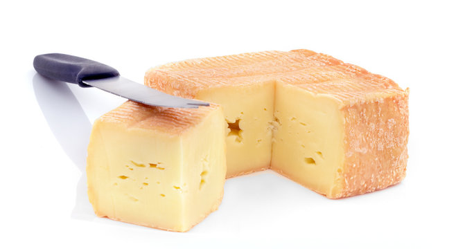 fromage Maroille avec couteau sur fond blanc