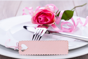 romantische helle tischdekoration gedeckter tisch mit karte