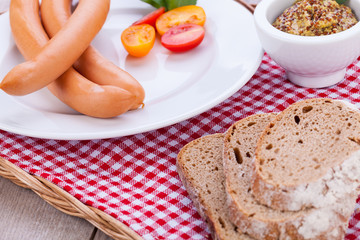 heisse wiener würstchen mit senf und dunklem brot