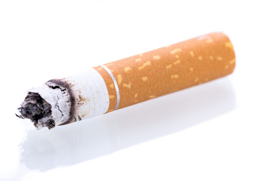 aschenbecher mit zigaretten detail aufnahme isoliert