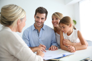 Family meeting real-estate agent for house investment - obrazy, fototapety, plakaty