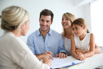 Family meeting real-estate agent for house investment - 59482005