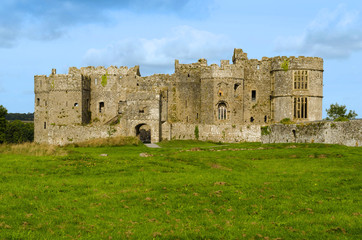 Fototapeta na wymiar Zamek Carew w Park Narodowy Pembrokeshire - Walia