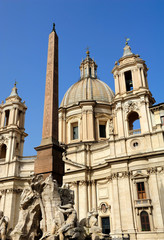 Fototapeta na wymiar Fontanna, egipski obelisk i kościół, Piazza Navona, Rzym, Ital