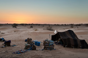 Camp et tente bédouine traditionnelle dans le désert, voyage nature et vacances aventure insolite - Tunisie