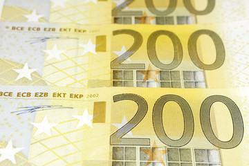 aneinander gereihte  200-Euro Geldscheine