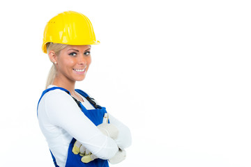 glückliche handwerkerin mit bauhelm