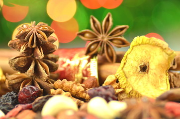 bożonarodzeniowe przyprawy, orzechy i suszone owoce