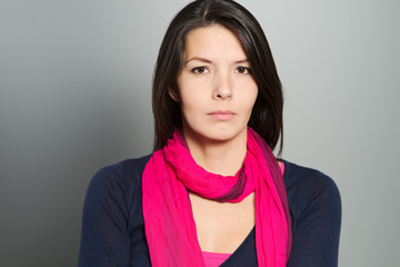Nachdenkliche attraktive Frau mit einem offenen Gesichtsausdruck