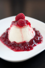 Panna Cotta mit Himbeeren