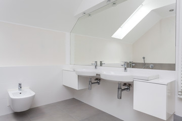 Fototapeta na wymiar Interior of a white bathroom