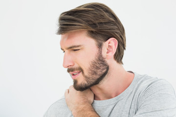 Obraz premium Close-up of a young man suffering from shoulder pain