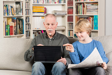 Enkel erklärt dem Goßvater den Laptop