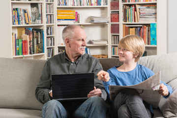 Großvater und Enkel lesen Zeitung