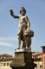Fototapeta na wymiar Statua jesienią, Ponte w Santa Trinita, Florencja 2