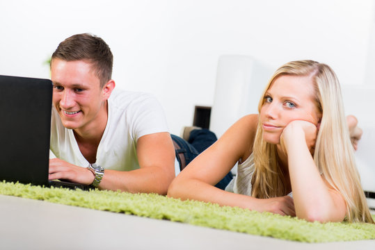 mann am computer, frau unzufrieden