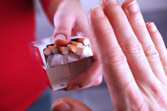 Signe de la main refusant une cigarette