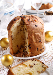 classico panettone milanese sulla tavola