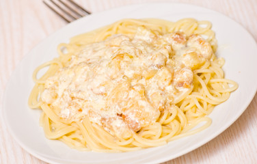 spaghetti with fish and cream sauce