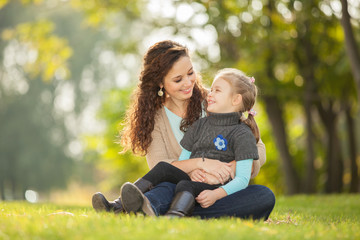 Fototapeta premium Mother and daughter in the park