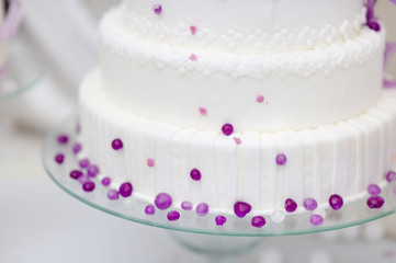 Obraz na płótnie Canvas White wedding cake decorated with purple bubbles