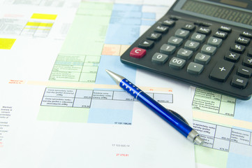 financial statement with calculator and pen - obrazy, fototapety, plakaty
