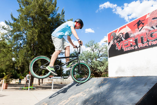 Jugendlicher mit BMX im Skatepark